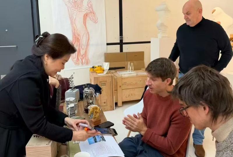 Fusione artistica Est-Ovest: la scultura di Yifeng forgia la cooperazione strategica nel Regno Unito